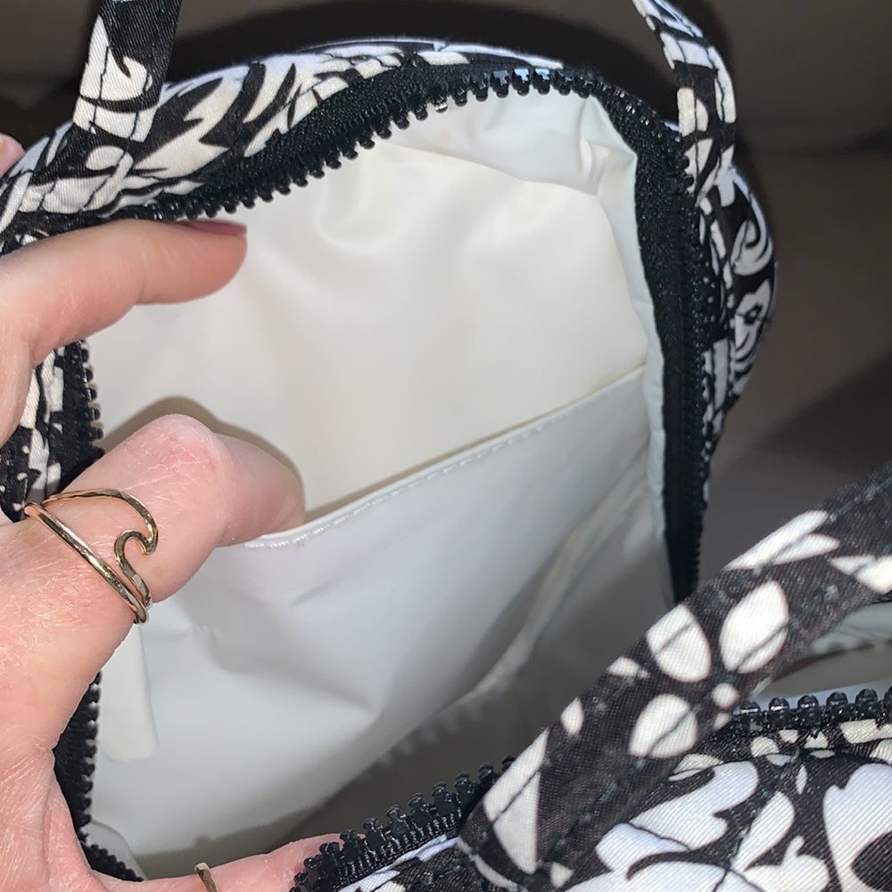 Black and white soft-sided lunch bag with handles - Picture 5 of 7